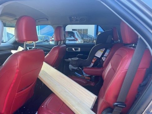 Used 2023 Ford Explorer XLT image 9