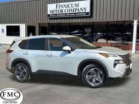 Used 2025 Nissan Rogue SV image 1