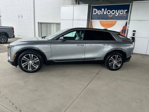 Used 2024 Cadillac Lyriq Luxury AWD/4WD image 13