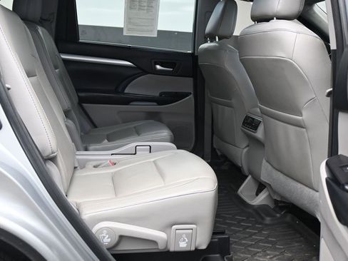 Used 2018 Toyota Highlander XLE FWD image 11
