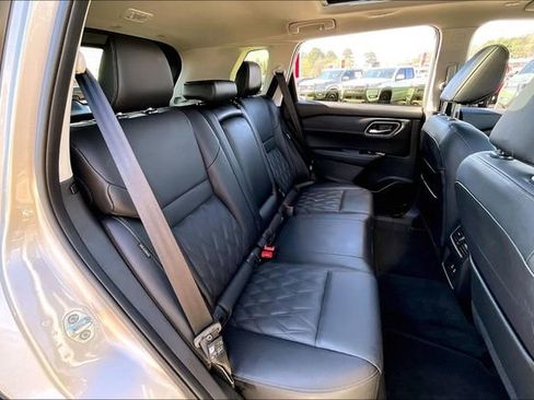 Certified 2025 Nissan Rogue Platinum image 22