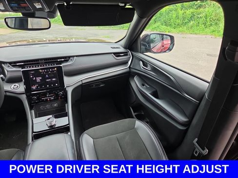 Used 2023 Jeep Grand Cherokee Altitude AWD/4WD image 11