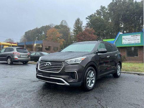 Used 2017 Hyundai Santa Fe SE image 1