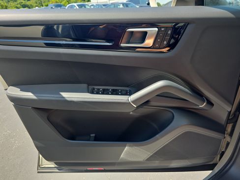 Certified 2023 Porsche Cayenne AWD/4WD image 18