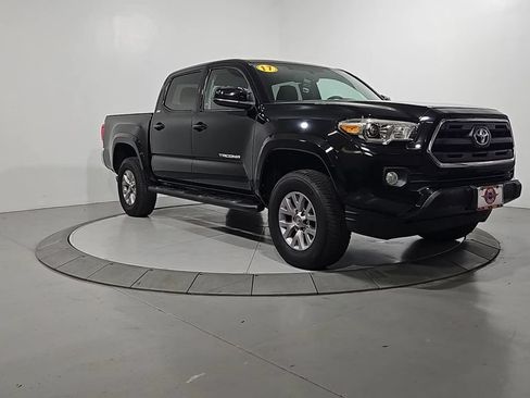 Used 2017 Toyota Tacoma SR5 w/ Tow Package AWD/4WD image 8