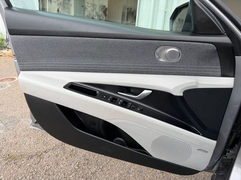 Used 2025 Hyundai Elantra Limited image 20