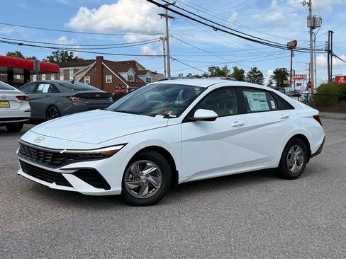 Used 2025 Hyundai Elantra SE FWD image 2