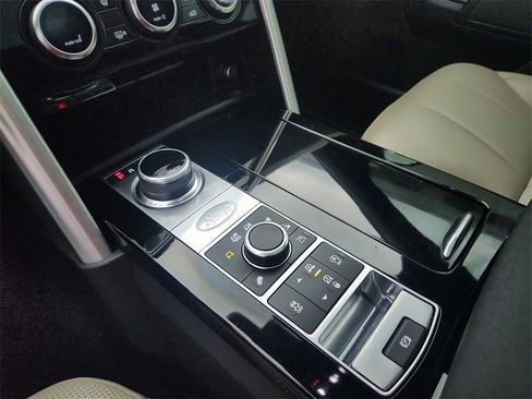 Used 2020 Land Rover Discovery HSE image 16