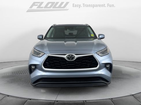 Used 2024 Toyota Highlander XLE image 2