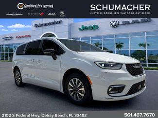Used 2025 Chrysler Pacifica Select FWD video 1