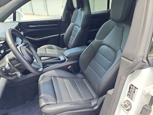 Certified 2025 Porsche Macan 4 Electric AWD/4WD image 5