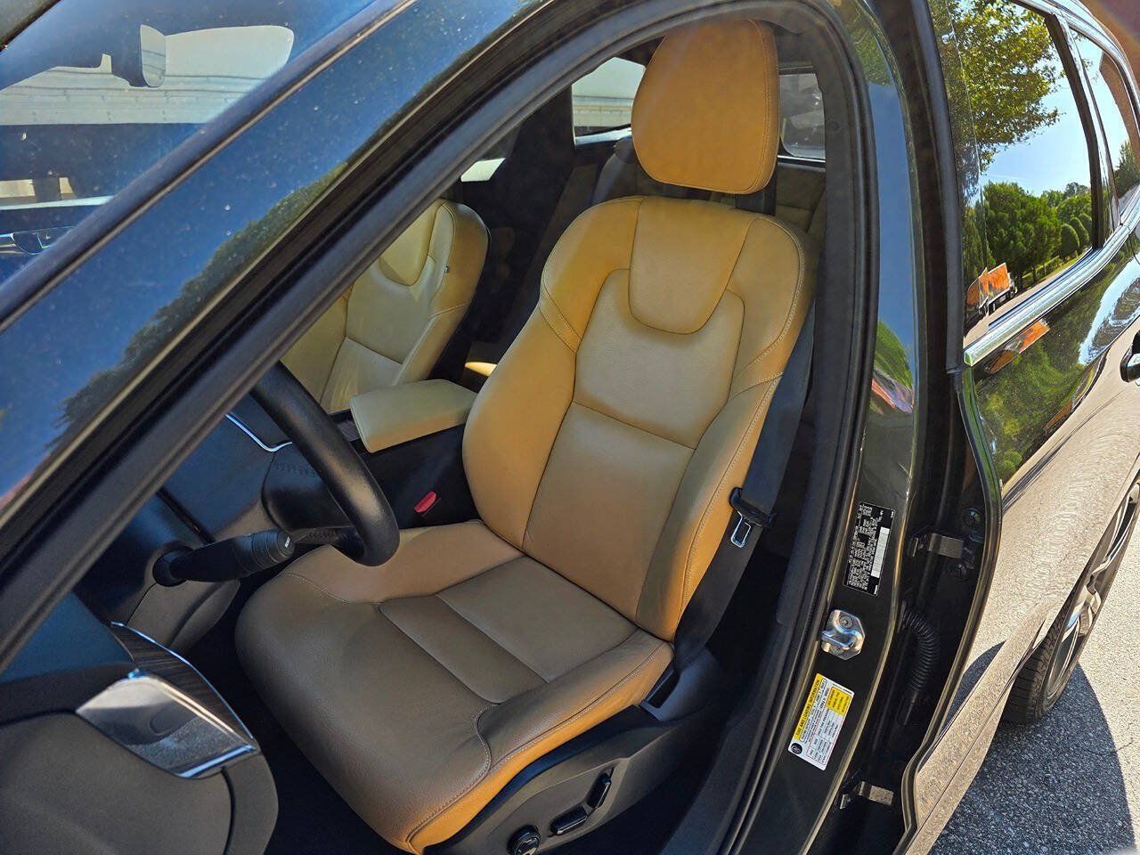 Used 2018 Volvo XC60 T6 Momentum w/ Convenience Package AWD/4WD image 14