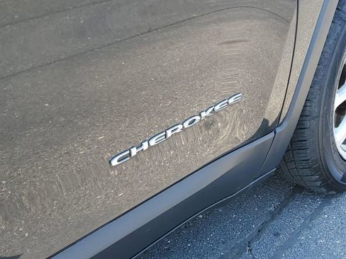 Used 2016 Jeep Cherokee Latitude w/ Cold Weather Group FWD image 28