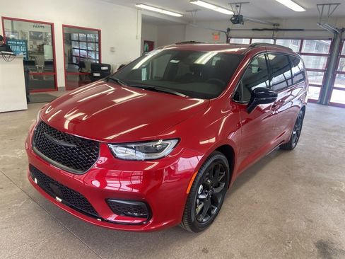 New 2026 Chrysler Pacifica Select w/ S Appearance Package FWD image 3