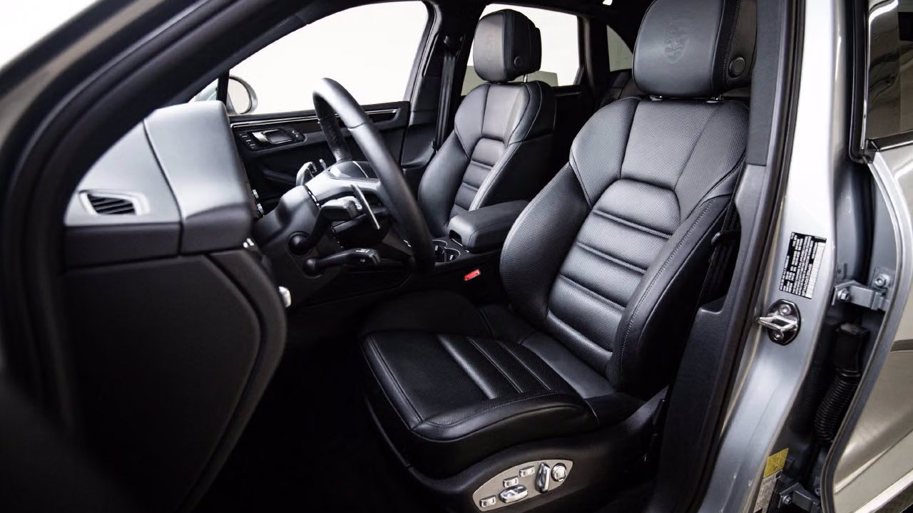 Certified 2026 Porsche Macan AWD/4WD image 5