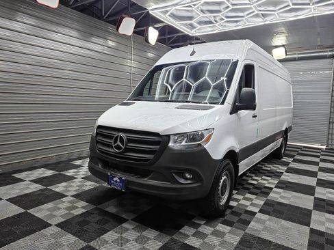 Used 2024 Mercedes-Benz Sprinter 2500 image 35