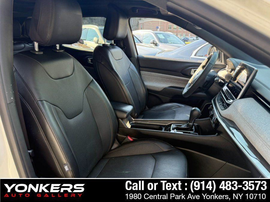Used 2023 Jeep Compass Latitude w/ Sun and Sound Group AWD/4WD image 29