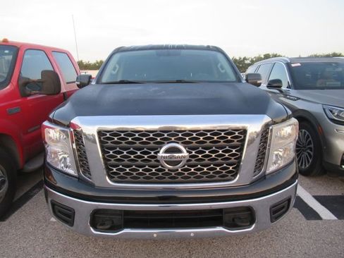 Used 2018 Nissan Titan SV AWD/4WD image 2