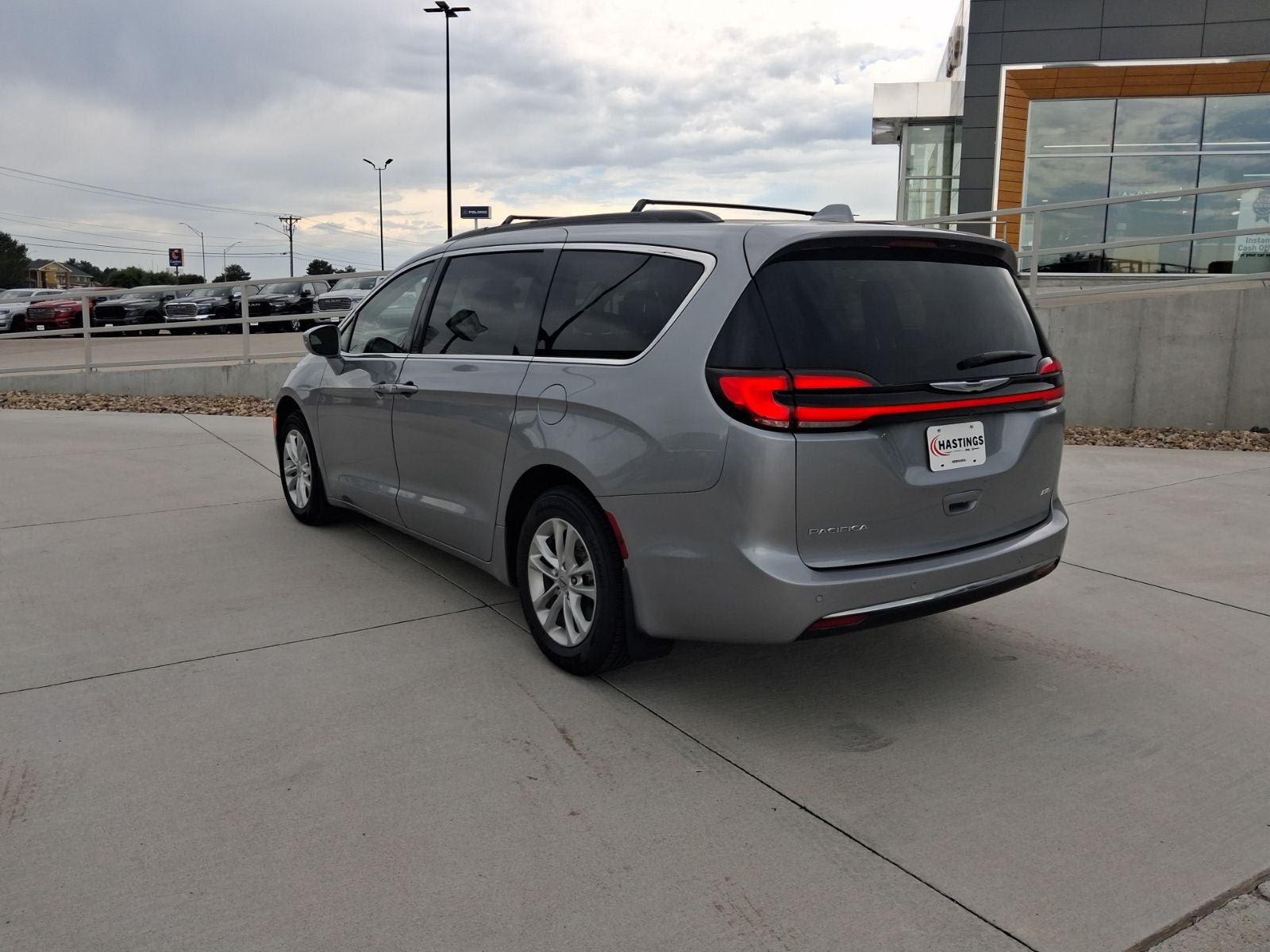 Used 2021 Chrysler Pacifica Touring w/ Cold Weather Group AWD/4WD image 3