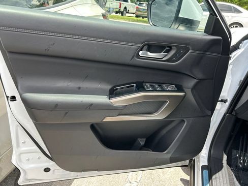 Used 2025 Nissan Pathfinder Platinum FWD image 17