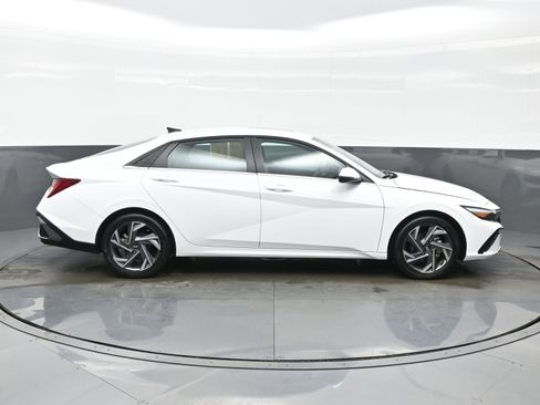 Certified 2025 Hyundai Elantra Limited image 7