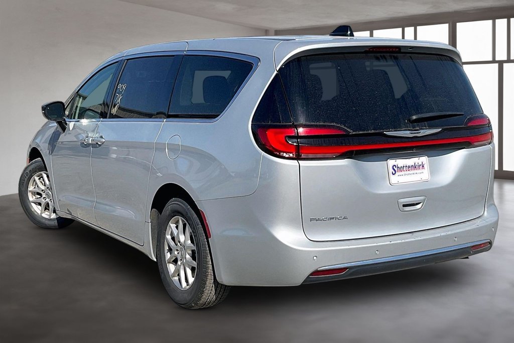 Used 2024 Chrysler Pacifica Touring-L FWD image 4