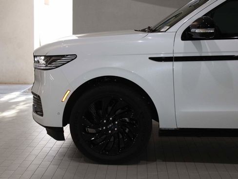 Used 2025 Lincoln Navigator Reserve w/ Jet Appearance Package image 4