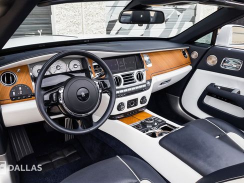 Used 2019 Rolls-Royce Dawn RWD image 23