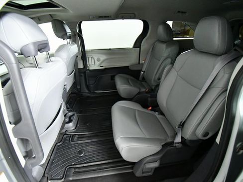 Used 2021 Toyota Sienna XLE image 26