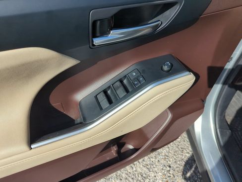 Used 2020 Toyota Highlander XLE FWD image 19