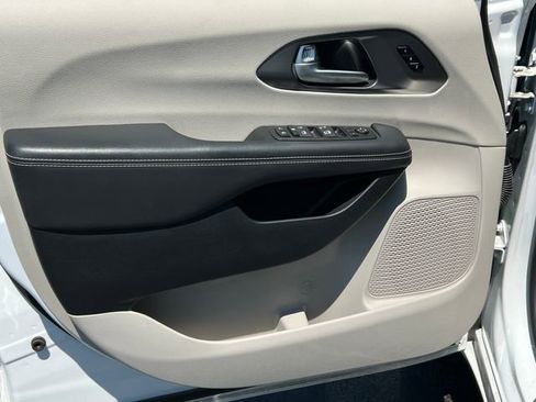 Used 2024 Chrysler Pacifica Touring-L FWD image 15