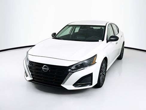 Used 2025 Nissan Altima 2.5 SV FWD image 3
