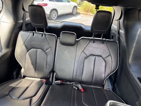 Used 2025 Chrysler Pacifica Limited FWD image 18