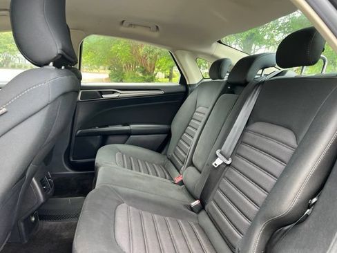 Used 2018 Ford Fusion SE FWD image 17
