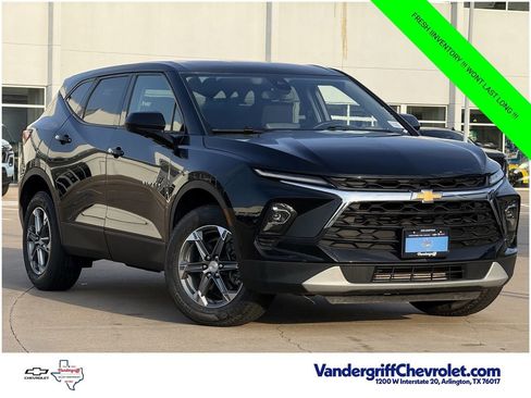 Used 2025 Chevrolet Blazer LT FWD image 2