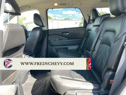 Used 2025 Nissan Pathfinder SL AWD/4WD image 21