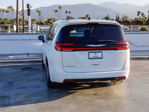 Used 2023 Chrysler Pacifica Touring-L FWD image 7