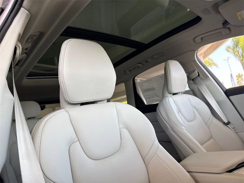 New 2026 Volvo XC60 B5 Ultra image 16