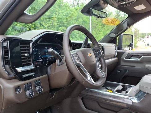 Used 2025 Chevrolet Silverado 3500 LTZ w/ LTZ Plus Package AWD/4WD image 9