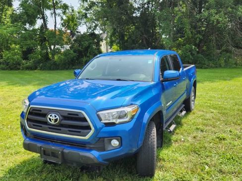 Used 2016 Toyota Tacoma SR5 w/ SR5 Appearance Package (SN) AWD/4WD image 3