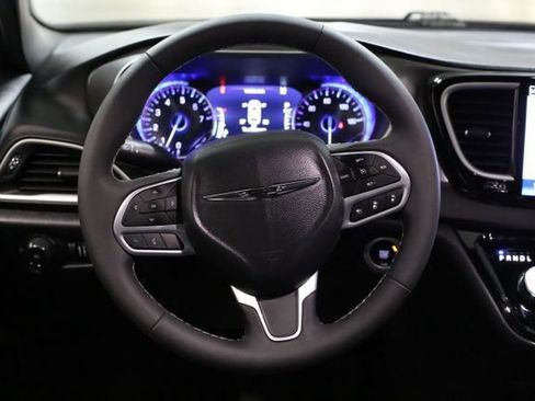 Used 2025 Chrysler Pacifica Select image 17