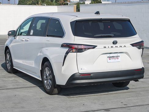 New 2026 Toyota Sienna LE FWD image 7