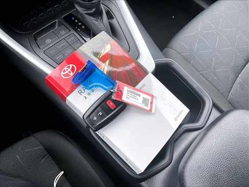 Used 2025 Toyota RAV4 XLE AWD/4WD image 31