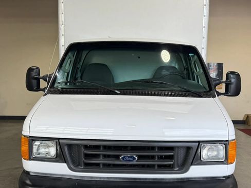 Used 2005 Ford E-350 and Econoline 350 Super Duty RWD image 2