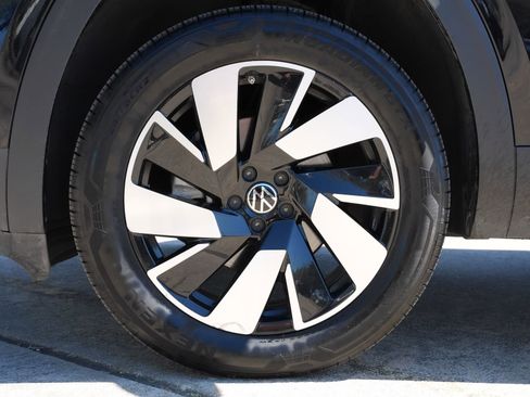 Used 2025 Volkswagen Atlas Cross Sport SE image 28