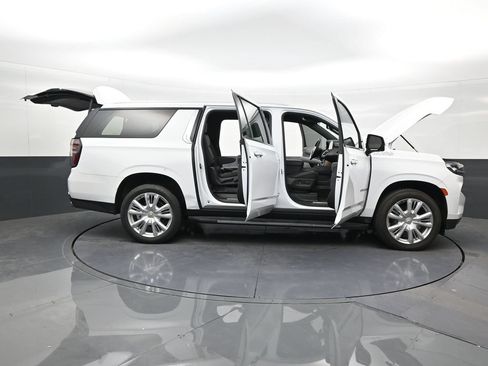 Used 2022 Chevrolet Suburban High Country RWD image 28