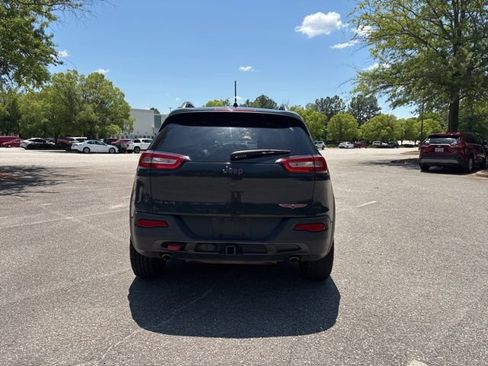 Used 2017 Jeep Cherokee Trailhawk AWD/4WD image 4