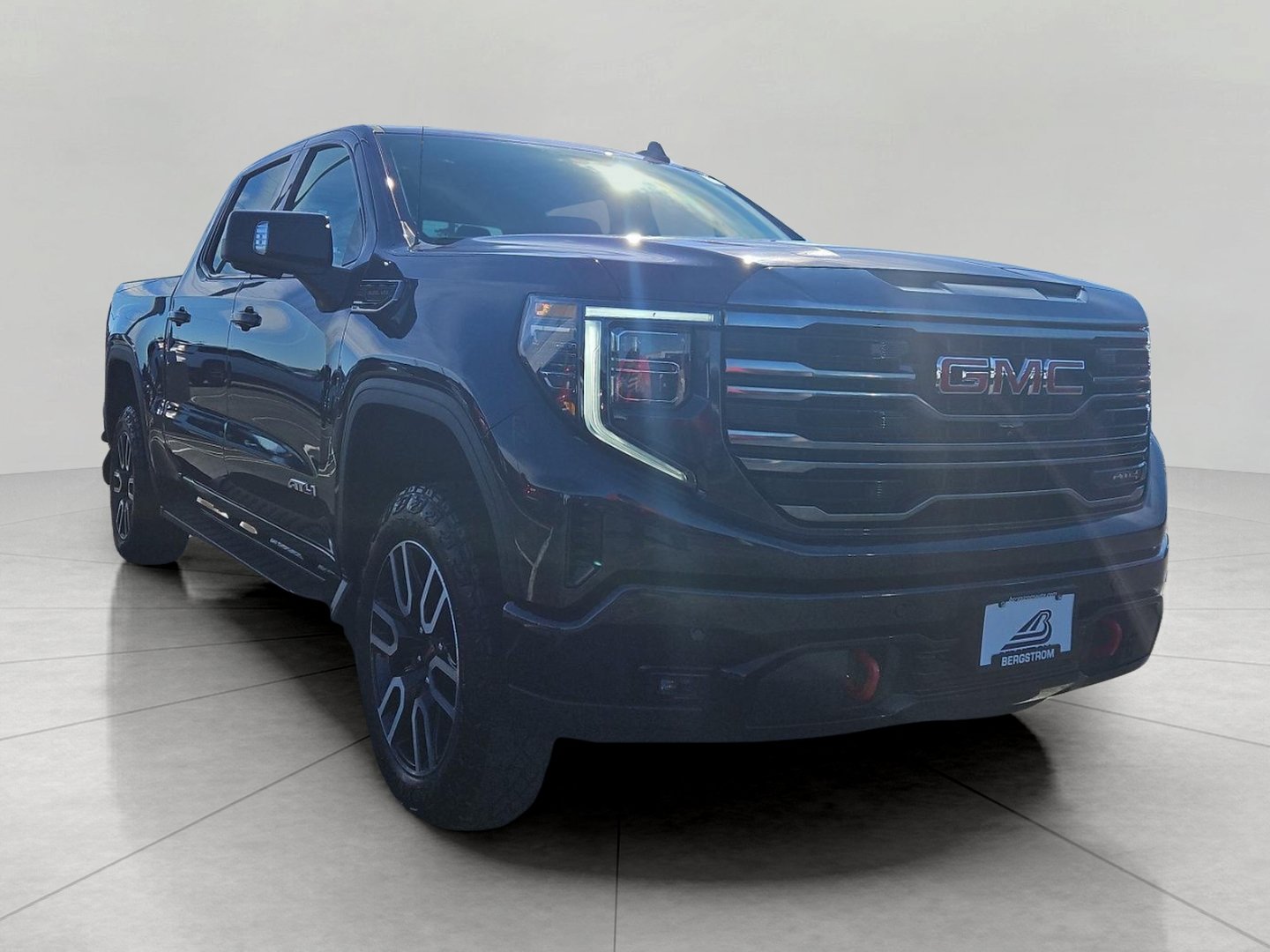 Used 2023 GMC Sierra 1500 AT4 w/ Technology Package AWD/4WD image 1