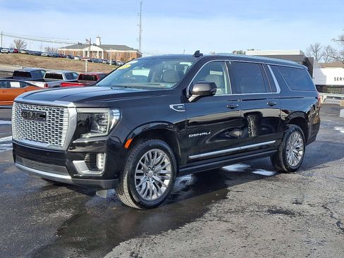 Used 2023 GMC Yukon XL Denali w/ Advanced Technology Package image 3