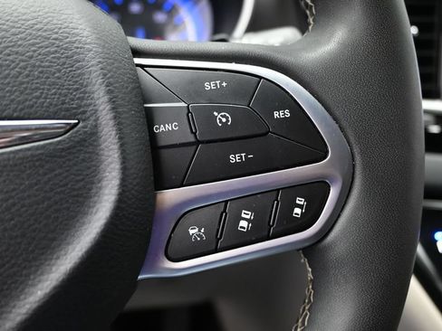 Used 2024 Chrysler Pacifica Touring-L FWD image 25
